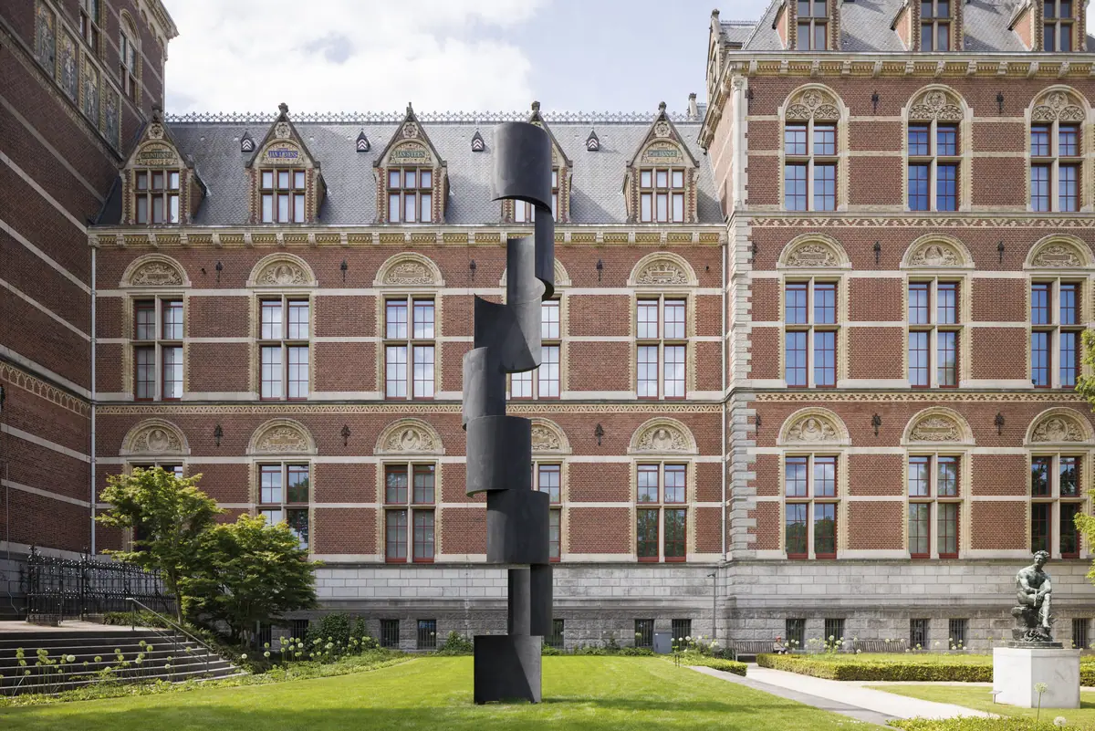 Carel Visser in de Rijksmuseumtuinen