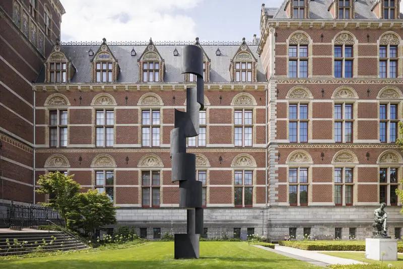 Carel Visser in de Rijksmuseumtuinen